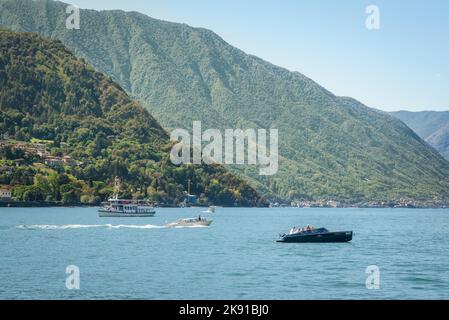 Lac d'Italie, vue en été d'une variété de bateaux sur le lac de Côme montrant les collines pittoresques de Lombardie s'élevant du bord du lac, le lac de Côme, Italie Banque D'Images