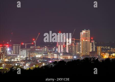 Vue nocturne sur les gratte-ciel de Leeds, avec les bâtiments du quartier Arena qui sont des hébergements étudiants. Banque D'Images