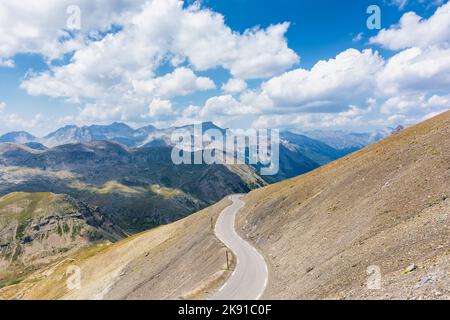 Vue panoramique sur la route au sommet des Alpes françaises dans le parc national du Mercantour contre un ciel spectaculaire Banque D'Images