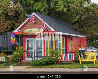 Plymouth, Massachusetts, Etats-Unis - 12 septembre 2022: Maui Wowi un café coloré avec décor de l'île. Banque D'Images