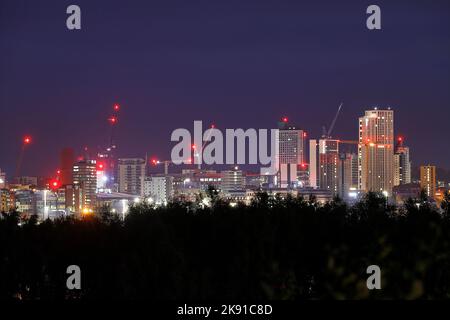 Vue nocturne sur les gratte-ciel de Leeds, avec les bâtiments du quartier Arena qui sont des hébergements étudiants. Banque D'Images