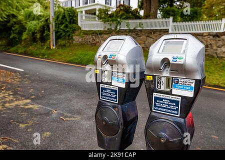 Plymouth, Massachusetts, États-Unis - 12 septembre 2022 : compteurs de stationnement à coin. Banque D'Images