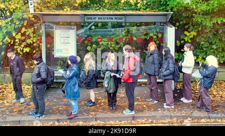 Glasgow, Écosse, Royaume-Uni 25th octobre 2022. Météo au Royaume-Uni : un jour d'automne chaud et terne a vu les gens descendre dans la rue parmi le sentiment de dépression prévalant dans le pays. Crédit Gerard Ferry/Alay Live News Banque D'Images