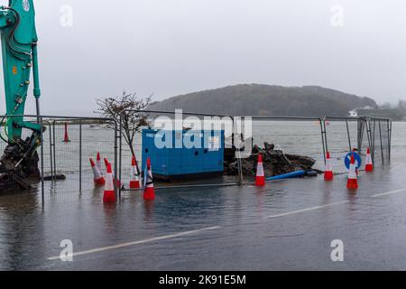 Timoleague, West Cork, Irlande. 25th octobre 2022. Le village côtier de Timoleague s'est inondé ce soir, au cours d'une période de pluie torrentielle et d'une marée très élevée. Certaines voitures et des véhicules plus gros ont traversé l'inondation, mais beaucoup se sont tournées pour éviter l'eau. Crédit : AG News/Alay Live News Banque D'Images