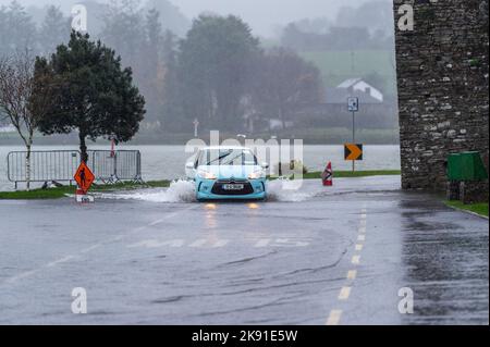 Timoleague, West Cork, Irlande. 25th octobre 2022. Le village côtier de Timoleague s'est inondé ce soir, au cours d'une période de pluie torrentielle et d'une marée très élevée. Certaines voitures et des véhicules plus gros ont traversé l'inondation, mais beaucoup se sont tournées pour éviter l'eau. Crédit : AG News/Alay Live News Banque D'Images