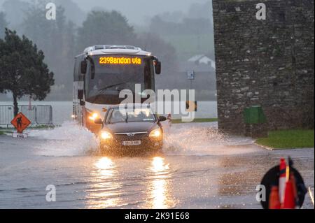 Timoleague, West Cork, Irlande. 25th octobre 2022. Le village côtier de Timoleague s'est inondé ce soir, au cours d'une période de pluie torrentielle et d'une marée très élevée. Certaines voitures et des véhicules plus gros ont traversé l'inondation, mais beaucoup se sont tournées pour éviter l'eau. Crédit : AG News/Alay Live News Banque D'Images