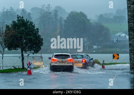 Timoleague, West Cork, Irlande. 25th octobre 2022. Le village côtier de Timoleague s'est inondé ce soir, au cours d'une période de pluie torrentielle et d'une marée très élevée. Certaines voitures et des véhicules plus gros ont traversé l'inondation, mais beaucoup se sont tournées pour éviter l'eau. Crédit : AG News/Alay Live News Banque D'Images