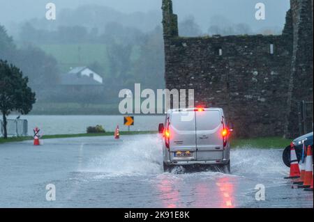 Timoleague, West Cork, Irlande. 25th octobre 2022. Le village côtier de Timoleague s'est inondé ce soir, au cours d'une période de pluie torrentielle et d'une marée très élevée. Certaines voitures et des véhicules plus gros ont traversé l'inondation, mais beaucoup se sont tournées pour éviter l'eau. Crédit : AG News/Alay Live News Banque D'Images