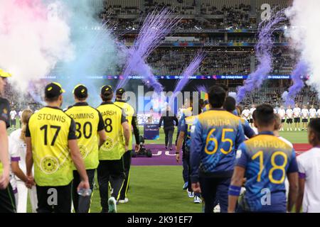 Stade Optus, Perth, Austraila. 25th octobre 2022. T20 international cricket Australie contre Sri Lanka: Les deux équipes font leur chemin sur le terrain crédit: Action plus Sports/Alamy Live News Banque D'Images