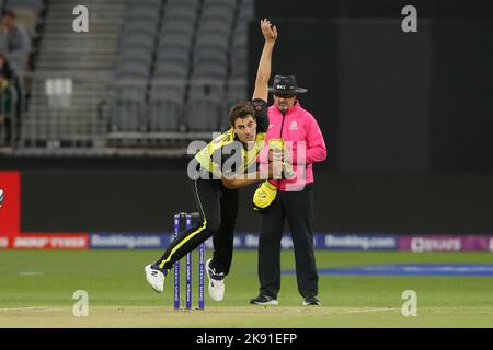 Stade Optus, Perth, Austraila. 25th octobre 2022. T20 international cricket Australie contre Sri Lanka: Pat Cummings de l'Australie Bowls crédit: Action plus Sports/Alamy Live News Banque D'Images