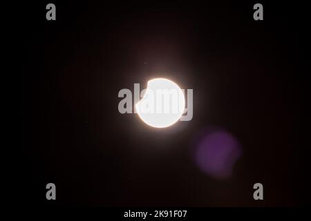 Istanbul, Turquie. 25th octobre 2022. une éclipse solaire partielle, un événement naturel qui se produit lorsque la Lune entre le Soleil et la Terre, a été observée à partir d'Istanbul. Crédit : SOPA Images Limited/Alamy Live News Banque D'Images