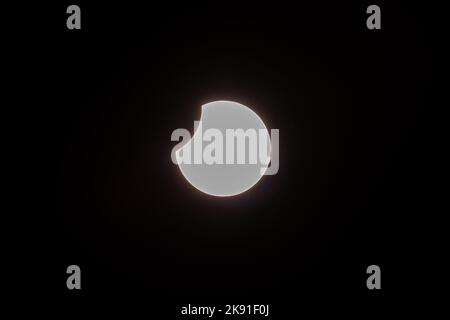 Istanbul, Turquie. 25th octobre 2022. une éclipse solaire partielle, un événement naturel qui se produit lorsque la Lune entre le Soleil et la Terre, a été observée à partir d'Istanbul. Crédit : SOPA Images Limited/Alamy Live News Banque D'Images