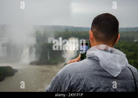 Chutes d'Iguazu avec les touristes par jour de pluie. Photo de haute qualité Banque D'Images