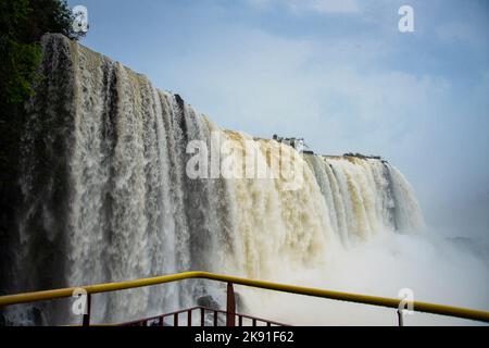 Chutes d'Iguazu avec les touristes par jour de pluie. Photo de haute qualité Banque D'Images