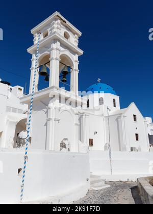 Cette église traditionnelle en dôme bleu se trouve dans la ville d''Imerovigli, sur l''île grecque des Cyclades de Santorin, dans la mer Égée Banque D'Images