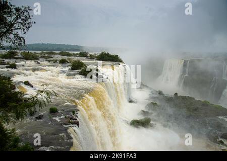 Chutes d'Iguazu avec les touristes par jour de pluie. Photo de haute qualité Banque D'Images