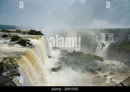 Chutes d'Iguazu avec les touristes par jour de pluie. Photo de haute qualité Banque D'Images