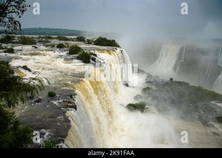 Chutes d'Iguazu avec les touristes par jour de pluie. Photo de haute qualité Banque D'Images