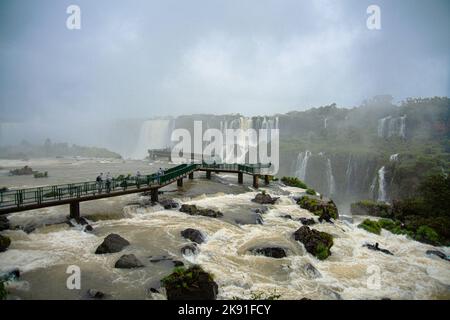 Chutes d'Iguazu avec les touristes par jour de pluie. Photo de haute qualité Banque D'Images