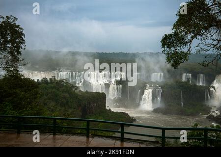 Chutes d'Iguazu avec les touristes par jour de pluie. Photo de haute qualité Banque D'Images