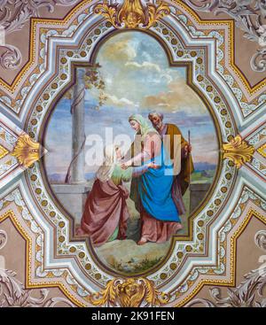 DOMODOSSOLA, ITALIE - 19 JUILLET 2022 : fresque néo-baroque de la visite au plafond de l'église Santuario Madonna della Neve par un artiste inconnu. Banque D'Images