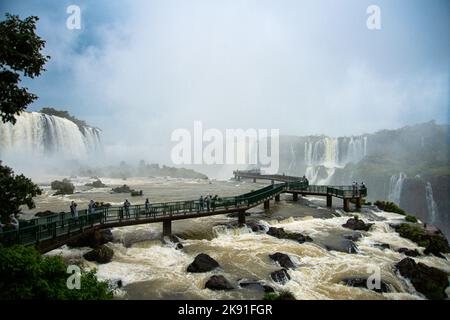 Chutes d'Iguazu avec les touristes par jour de pluie. Photo de haute qualité Banque D'Images