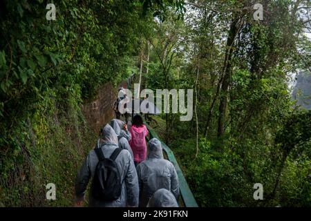 Chutes d'Iguazu avec les touristes par jour de pluie. Photo de haute qualité Banque D'Images