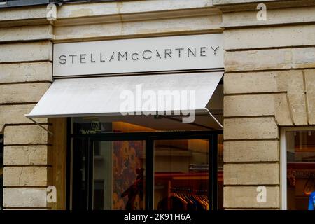 Stella McCartney, magasin de détail rue Saint-Honoré, Paris, France. Banque D'Images