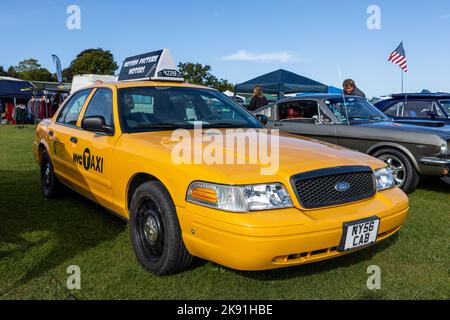 2007 Ford Crown Victoria - New York taxi 'NY56 CAB' exposé au salon de l'aviation du jour de la course qui s'est tenu à Shuttleworth le 2nd octobre 2022 Banque D'Images