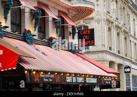 Auvent coloré et panneaux sur le café du Temple dans le 11th arrondissement juste à côté de la place République, Paris, France. Banque D'Images