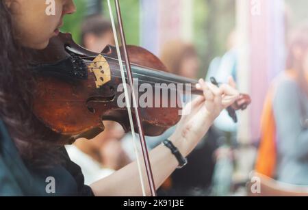 fille jouant le violon en vacances Banque D'Images