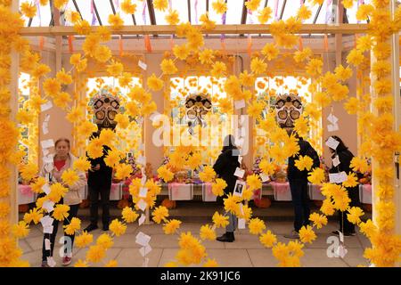 Londres, Royaume-Uni. Mardi 25 octobre 2022. Une salle à l'exposition du Mexique à Kew Gardens commémorant les célébrités qui sont mortes récemment. Photo: Richard Gray Banque D'Images