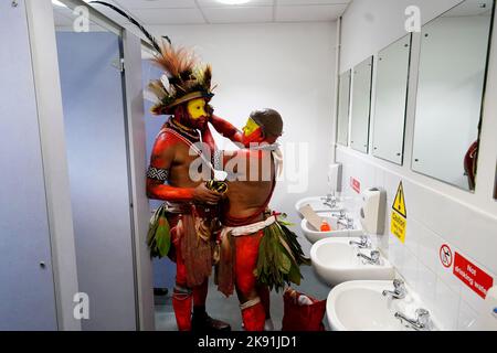 Les fans de Palau en Nouvelle Guinée appliquent de la peinture faciale dans les toilettes avant le match de la coupe du monde de Rugby League du groupe D au stade Halliwell Jones, à Warrington. Date de la photo: Mardi 25 octobre 2022. Banque D'Images