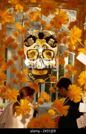 Londres, Royaume-Uni. Mardi 25 octobre 2022. Une salle à l'exposition du Mexique à Kew Gardens commémorant les célébrités qui sont mortes récemment. Photo: Richard Gray Banque D'Images