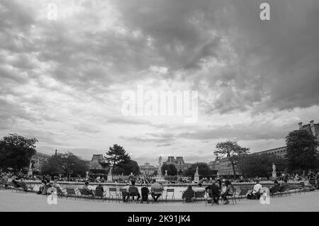 PARIS, FRANCE - 21 MAI 2016 : touristes et parisiens reposent dans le jardin des Tuileries, près du musée du Louvre. Photo historique noir blanc Banque D'Images