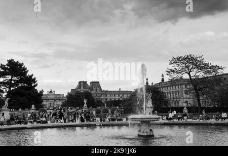 PARIS, FRANCE - 21 MAI 2016 : touristes et parisiens reposent dans le jardin des Tuileries, près du musée du Louvre. Photo historique noir blanc Banque D'Images