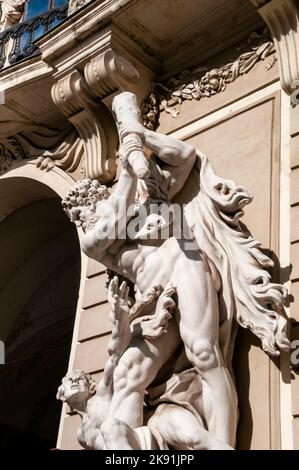 Sculpture baroque d'Hercule tuant Antaeus, porte du palais de Hofburg à Vienne, Autriche. Banque D'Images