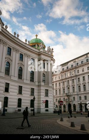 L'aile Saint-Michel du palais de la Hofburg fait face à la place centrale de Vienne, en Autriche. Banque D'Images