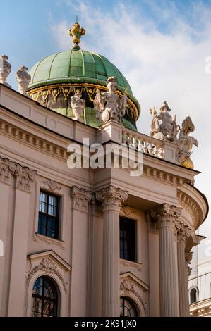 L'aile Saint-Michel du palais de la Hofburg fait face à la place centrale de Vienne, en Autriche. Banque D'Images