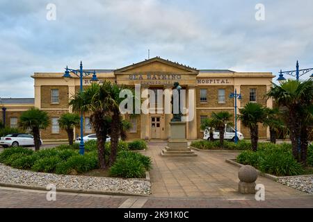 Belle photo de l'hôpital Royal de bain de mer à Margate avec des palmiers et des buissons verts luxuriants en face Banque D'Images