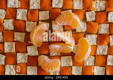 des tranches de mandarine orange sur le pelage en carrés Banque D'Images