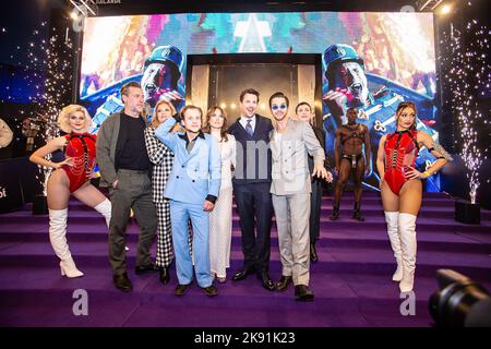 Anvers, Belgique, 25 octobre 2022. Acteur Geert Van Rampelberg, actrice Barbara Sarafian, acteur Jonas Vermeulen, actrice Charlotte Timmers, acteur Matteo Simoni et réalisateur Robin Pavant photographiés lors de la première de 'zillion', un film sur la légendaire discothèque du même nom, Au cinéma Kinepolis à Anvers, le mardi 25 octobre 2022. BELGA PHOTO JAMES ARTHUR GEKIERE Banque D'Images