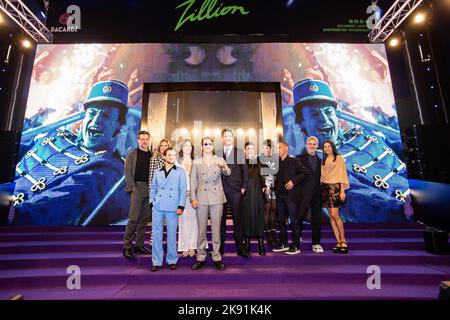 Anvers, Belgique, 25 octobre 2022. Acteur Geert Van Rampelberg, actrice Barbara Sarafian, acteur Jonas Vermeulen, actrice Charlotte Timmers, acteur Matteo Simoni et réalisateur Robin Pavant photographiés lors de la première de 'zillion', un film sur la légendaire discothèque du même nom, Au cinéma Kinepolis à Anvers, le mardi 25 octobre 2022. BELGA PHOTO JAMES ARTHUR GEKIERE Banque D'Images