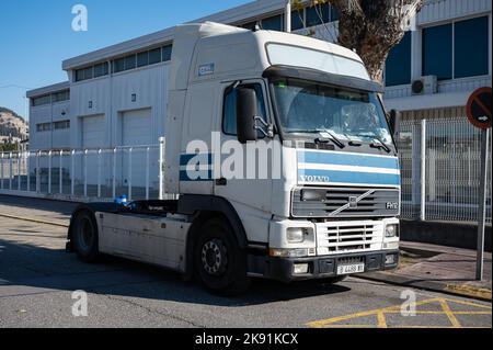 Le camion White Volvo FH 12 est stationné dans la rue. Banque D'Images