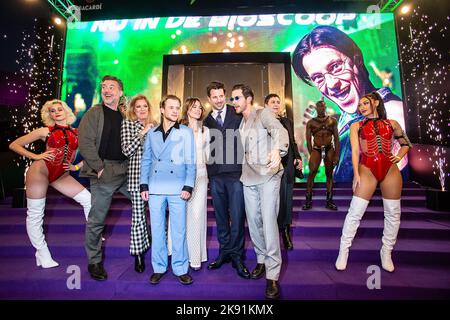 Anvers, Belgique, 25 octobre 2022. Acteur Geert Van Rampelberg, actrice Barbara Sarafian, acteur Jonas Vermeulen, actrice Charlotte Timmers, réalisateur Robin Pavant et acteur Matteo Simoni photographiés lors de la première de 'zillion', un film sur la légendaire discothèque du même nom, Au cinéma Kinepolis à Anvers, le mardi 25 octobre 2022. BELGA PHOTO JAMES ARTHUR GEKIERE Banque D'Images