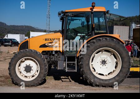 Un tracteur jaune Renault Celtis 456 RX stationné dans le village. Banque D'Images