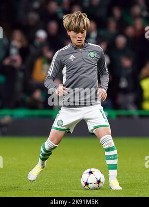 Kyogo Furuhashi du Celtic s'échauffe avant le lancement du match F du groupe de la Ligue des champions de l'UEFA au Celtic Park, à Glasgow. Date de la photo: Mardi 25 octobre 2022. Banque D'Images