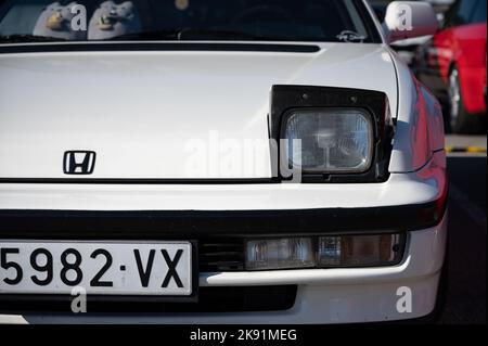 Le détail de la troisième génération de Honda Prelude vieille voiture de sport japonaise, avec phares pliants. Banque D'Images