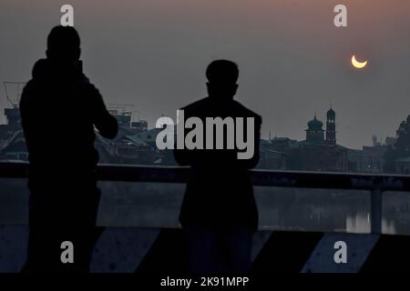 Srinagar, Inde. 25th octobre 2022. Les résidents regardent comme une éclipse solaire partielle commence à Srinagar. L'éclipse solaire partielle a été vue dans le monde aujourd'hui. L'éclipse marque la deuxième et dernière éclipse solaire de 2022. La prochaine éclipse solaire sera visible de l'Inde sur 2 août 2027. (Photo de Saqib Majeed/SOPA Images/Sipa USA) crédit: SIPA USA/Alay Live News Banque D'Images