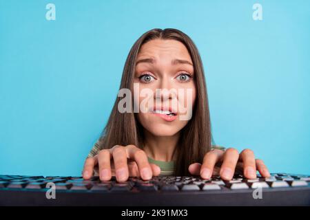 Gros plan photo de jeune fille assez stupéfait nerveux dactylographiant chat clavier problèmes d'ordinateur délai programmeur isolé sur fond bleu couleur Banque D'Images